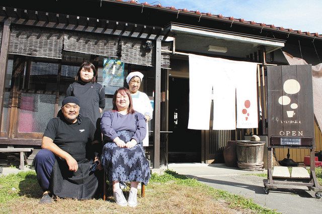 店の厨房で調理などを担当するスタッフたち＝岩倉市東町のいいかふぇで 