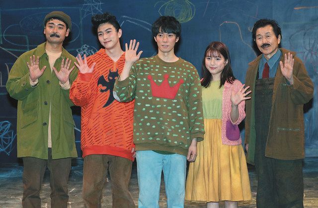 フォトセッションで手を振る（左から）演出のノゾエ征爾、稲葉友、辰巳雄大、川島海荷、平田満