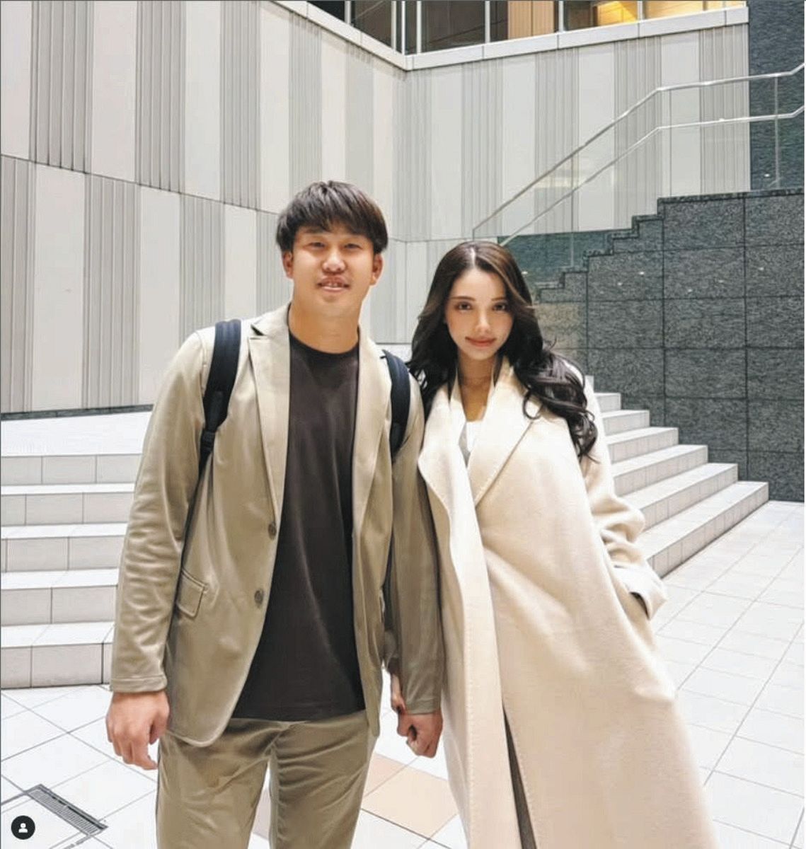 ◇小園海斗、妻・渡辺リサさんと「ラブラブやん」【写真】：中日