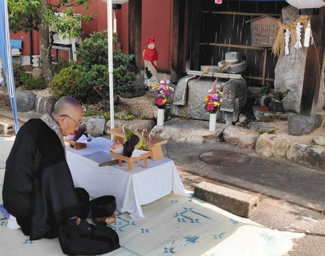 岩に彫られている地蔵の前で執り行われた法要＝加賀市別所町の別所温泉で 