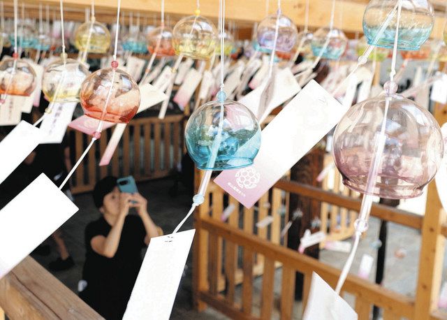 動画】高山で「桜山風鈴まつり」 2千個の音色で涼を：中日新聞Web