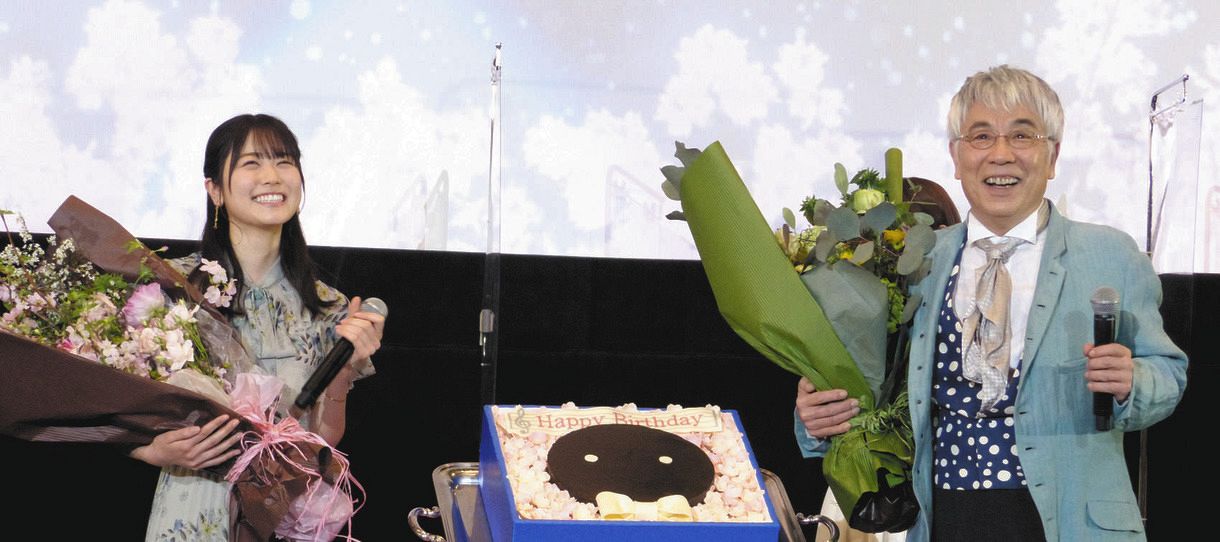舞台あいさつで誕生日を祝福された丹生明里（左）とイッセー尾形