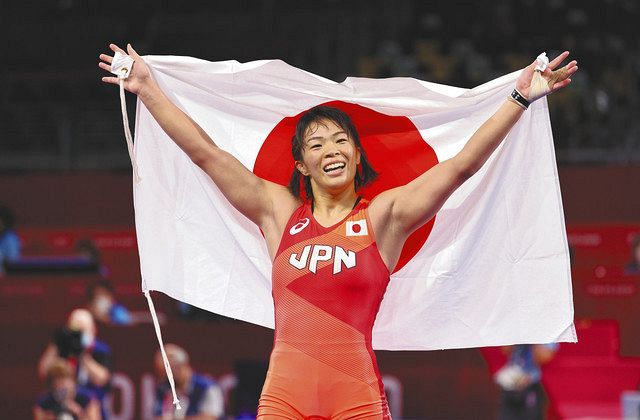 女子５７キロ級決勝　優勝を決め日の丸を掲げる川井梨紗子