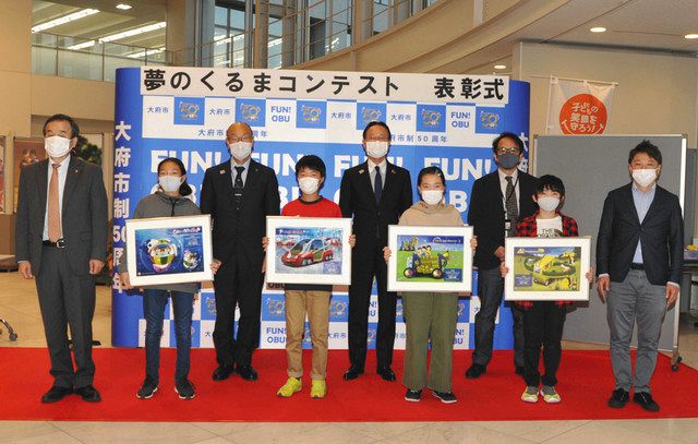 受賞した西山さん（前列左から２人目、以下右に）服部君、永田さん、冨田君＝大府市役所で 