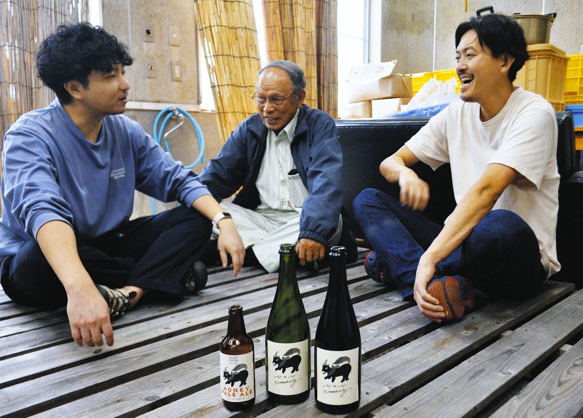 こんにゃくを製造していた工房で談笑する（左から）下川将さん、安藤仁志さん、松本遼さん＝岐阜県恵那市串原町で