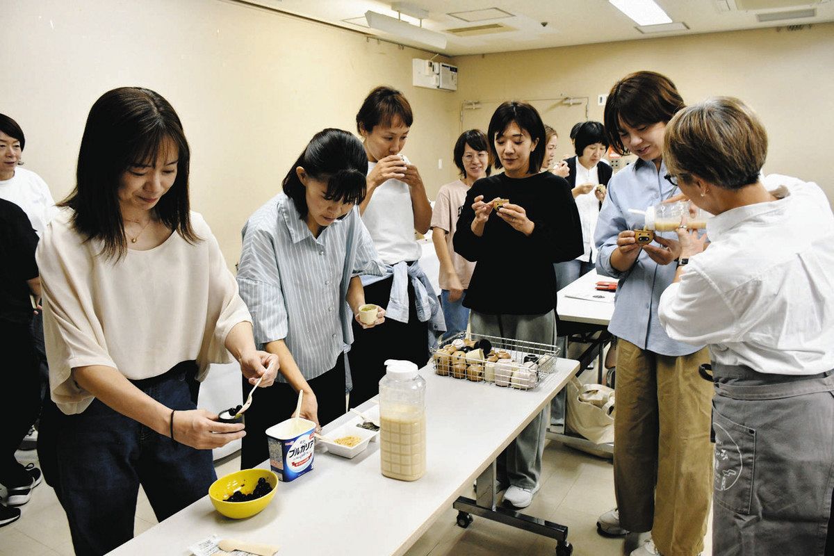 ヨーグルトなどと合わせながらおちょこで甘酒を飲む参加者＝土岐市土岐津町の市文化プラザで
