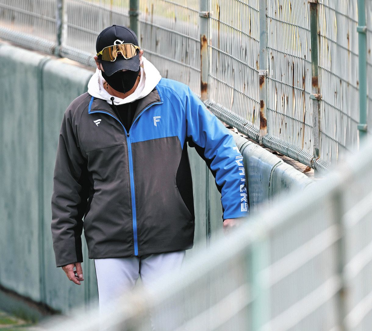 ◇新庄監督、試合前にフェンスを確認していた【写真】：中日スポーツ