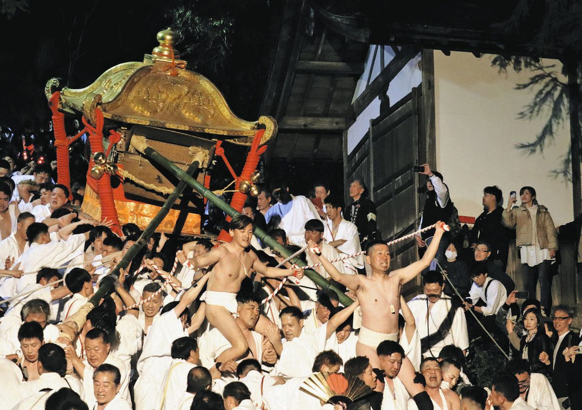 午の神事」迫力のみこし 大津・日吉大社の山王祭、熱気最高潮：中日新聞Web