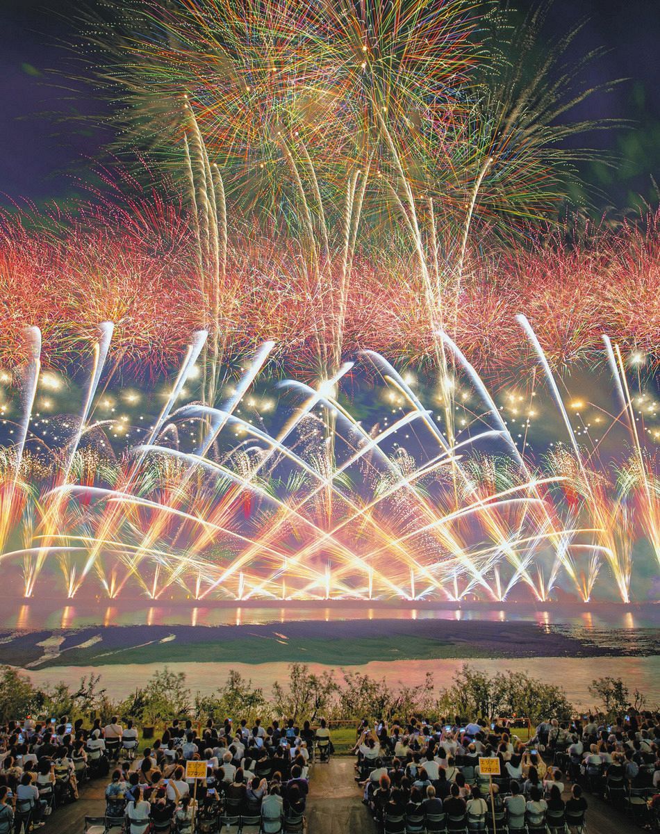 動画・写真特集】ぎふ長良川花火大会、1万発が岐阜の夜空を焦がす：中