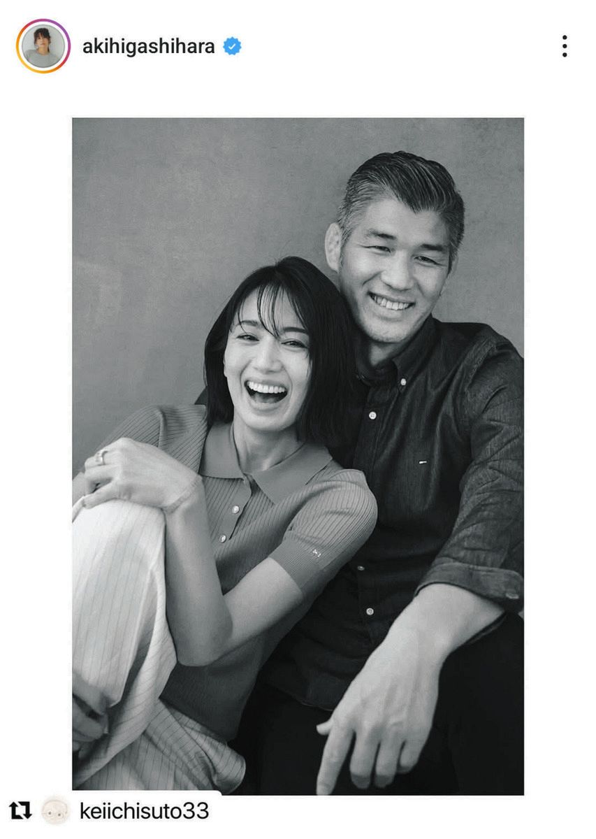 ◇東原亜希、笑顔で寄り添う夫婦モノクロショット【写真】：中日