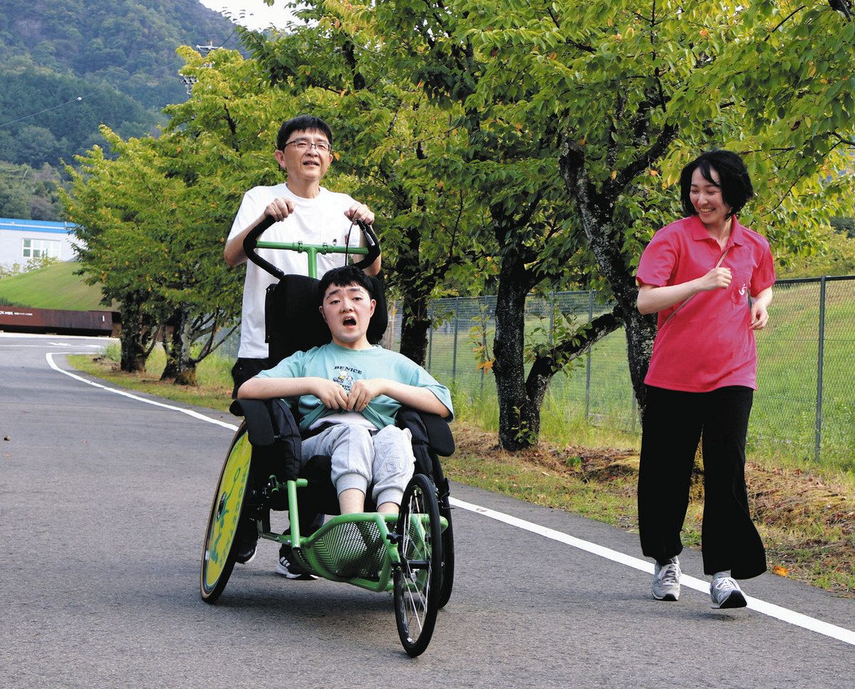 押す人も乗る人もみんなで走ろう、車いす「デュオランニング」 岐阜市
