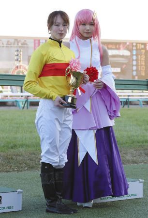 しえな えなこは「予想も当たりました～」馬券ゲットでJRA重賞初制覇の藤田菜