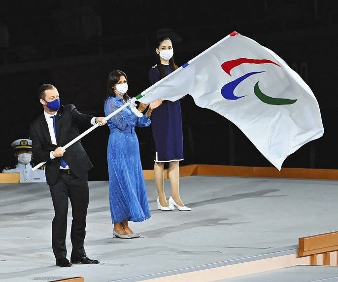 閉会式でパラリンピック旗を振るＩＰＣのパーソンズ会長（左）
