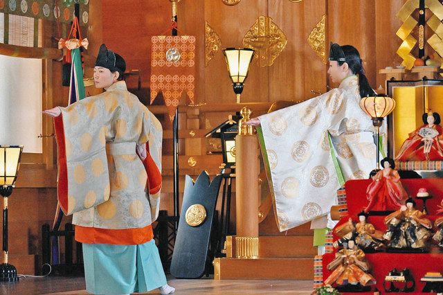 女性神職: 神社にいる女の人 – XOIJO