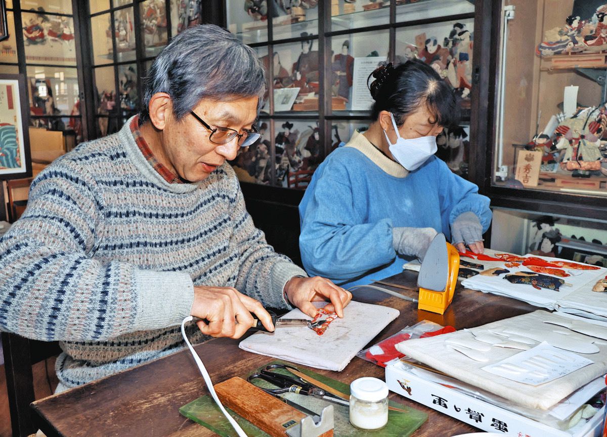 松本の伝統工芸「押絵雛」復活させた両親の遺志を継いで 長男夫婦が