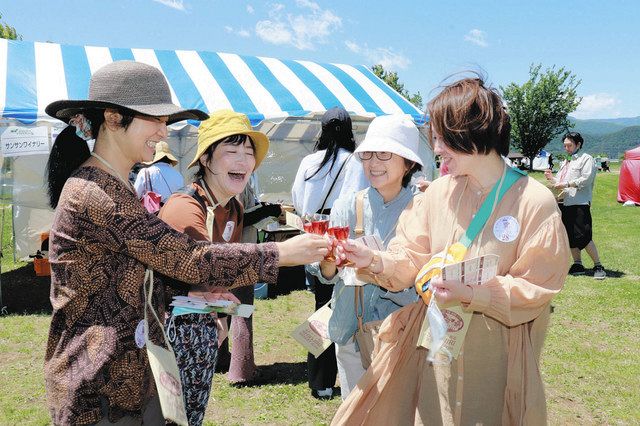 新緑、ほろ酔い、乾杯！ 塩尻でワイナリーフェスタ開幕：中日新聞Web