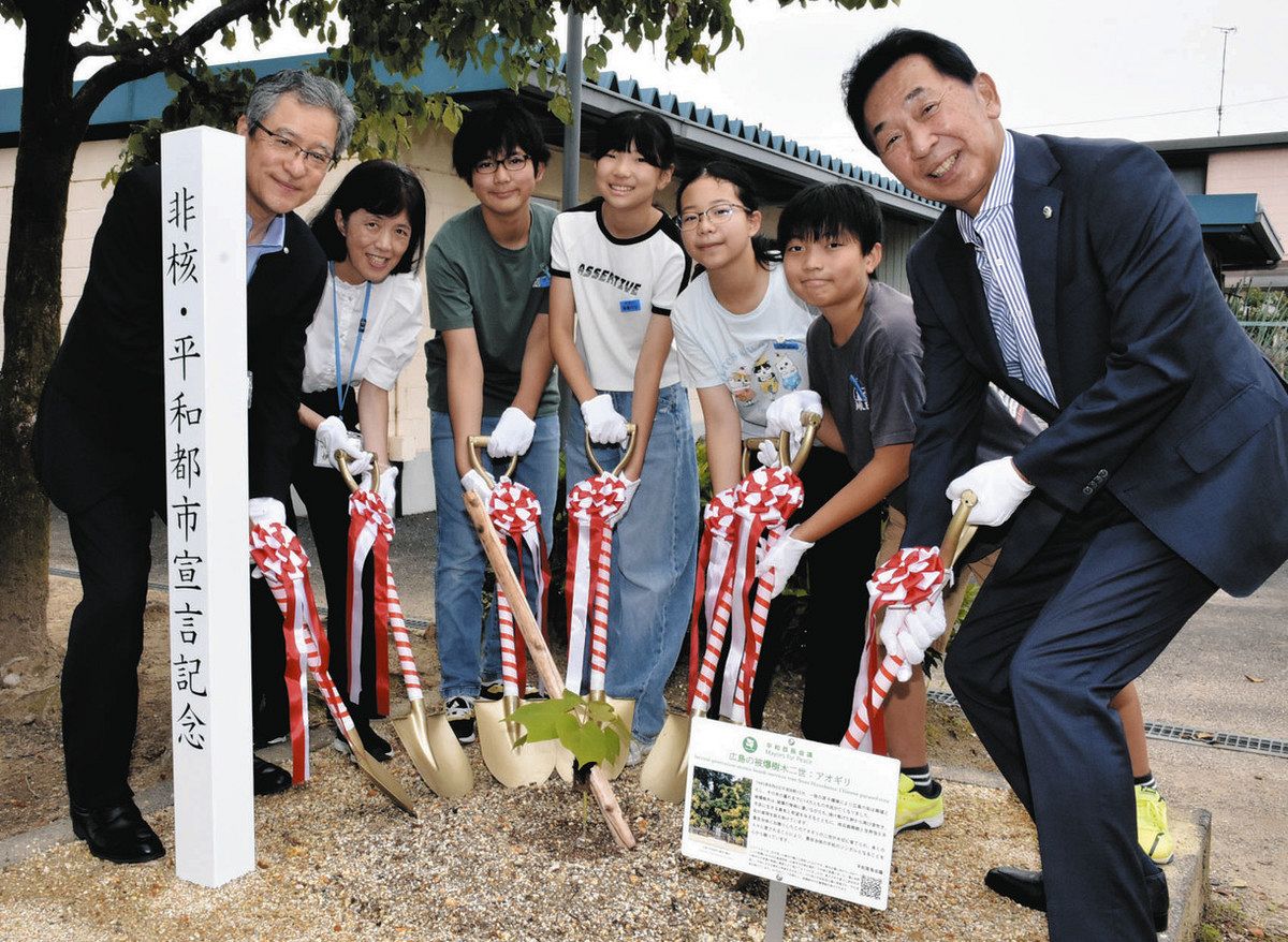 被爆アオギリ二世を植樹する森市長（右）と児童ら＝瑞穂市の本田小で