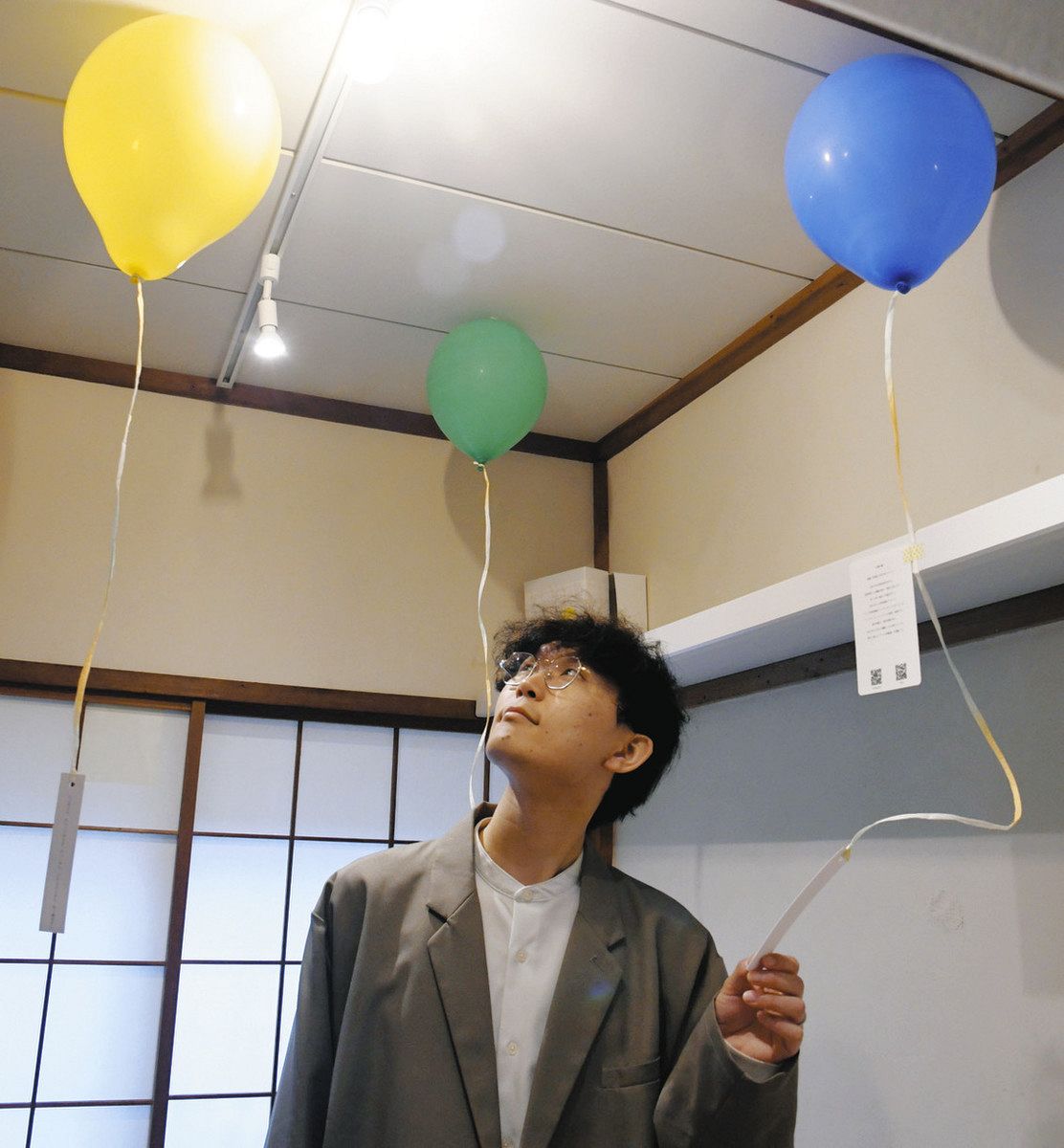 短歌の短冊 風船で浮かぶ アーティスト5人 金沢で独特企画展：北陸中