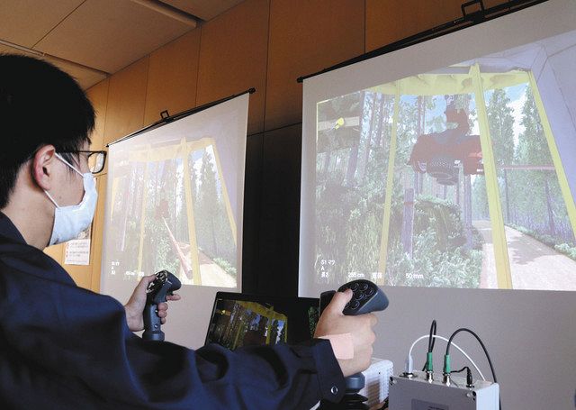 林業機械のシミュレーターを体験する林業関係者＝美濃市曽代の県森林文化アカデミーで