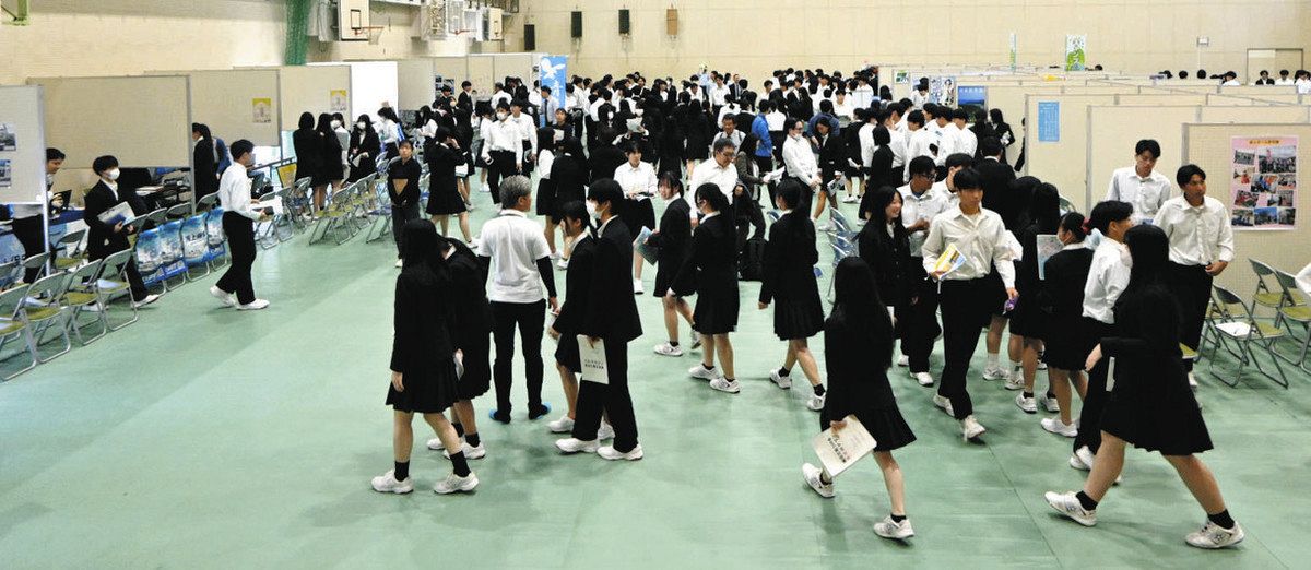 地元企業による高校生向け説明会＝尾鷲市の尾鷲高で