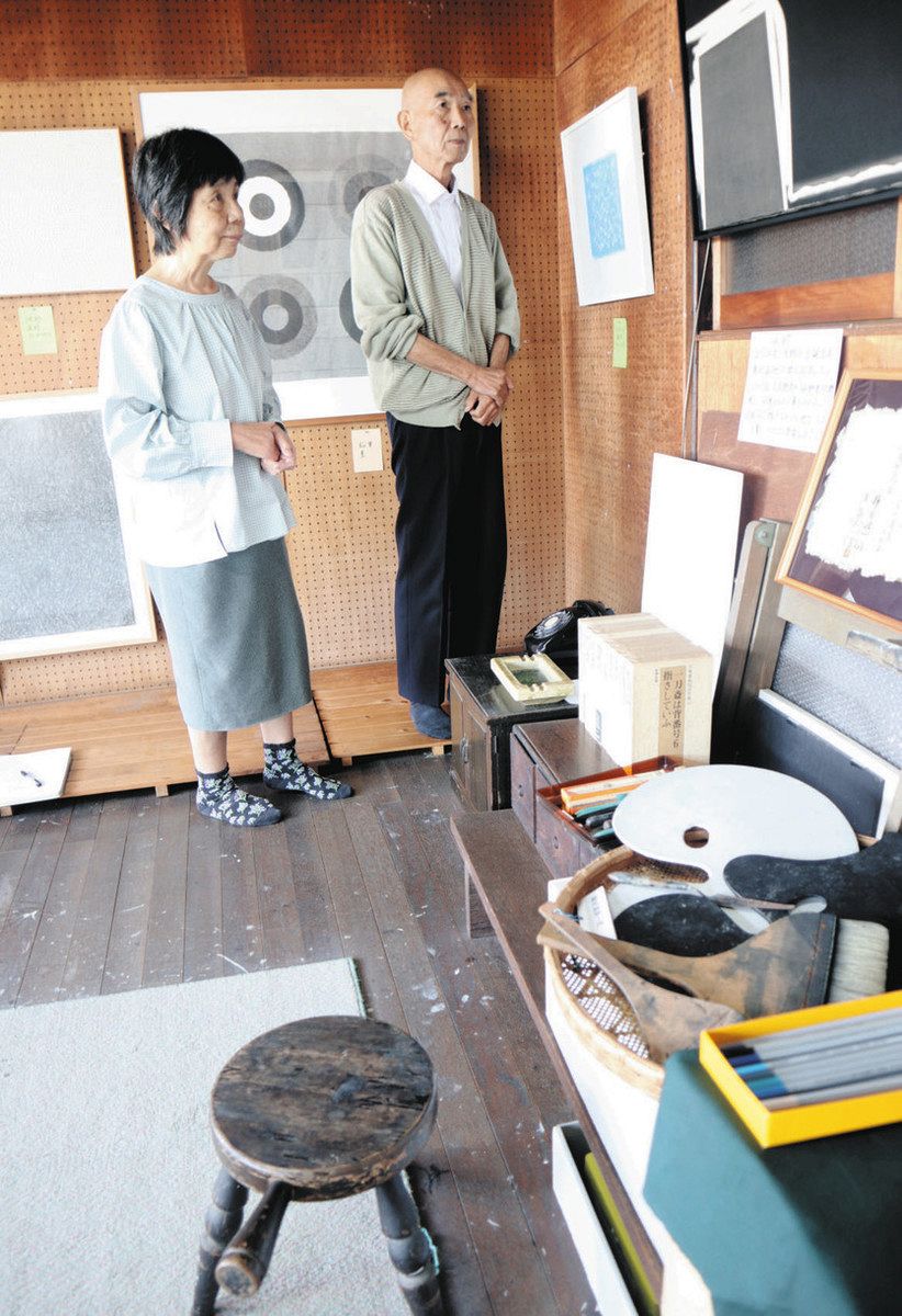 間近で見て「ひっかき技法」 画家の故・浅野弥衛さん鈴鹿アトリエ公開