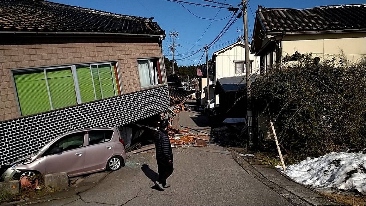 å»ºç‰©ãŒå´©ã‚Œã€è»ŠãŒã¤ã¶ã‚ŒãŸè¢«ç½åœ°ï¼çŸ³å·çœŒç©´æ°´ç”ºï¼ˆèª­è€…æä¾›ï¼‰