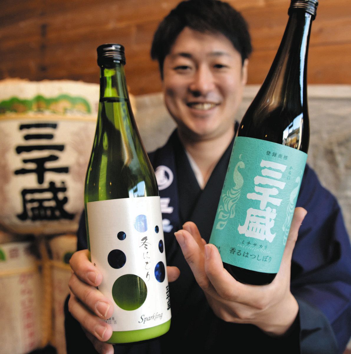 季節限定酒の「香るはつしぼり」（右）と「純米大吟にごり」＝多治見市笠原町で
