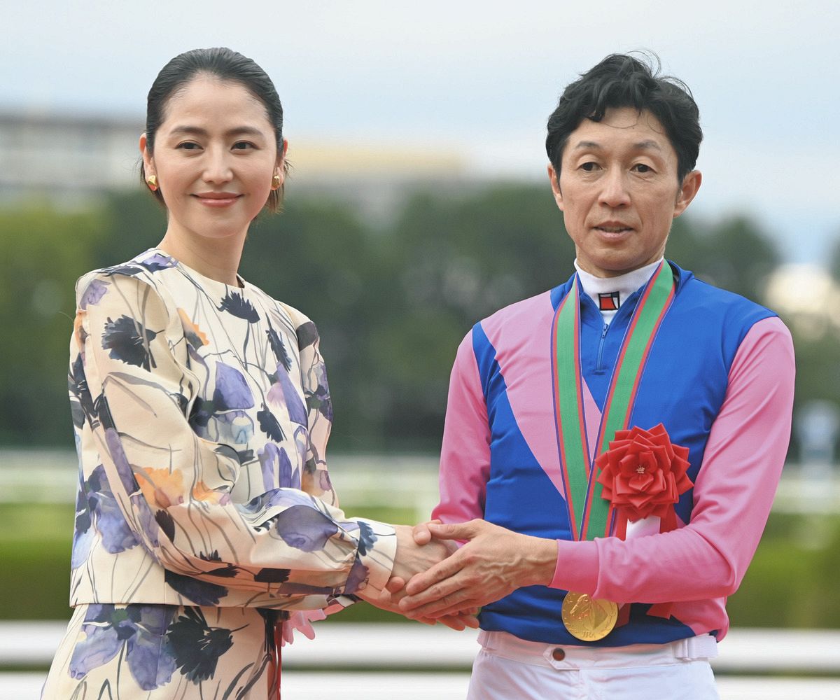 宝塚記念】プレゼンターに俳優の長澤まさみさんが登場「阪神競馬場での