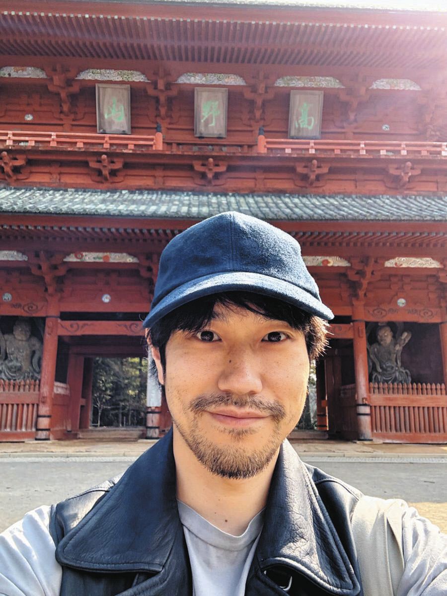 ◇松山ケンイチ、達成感…高野山の大門をバックにニンマリ【写真】：中