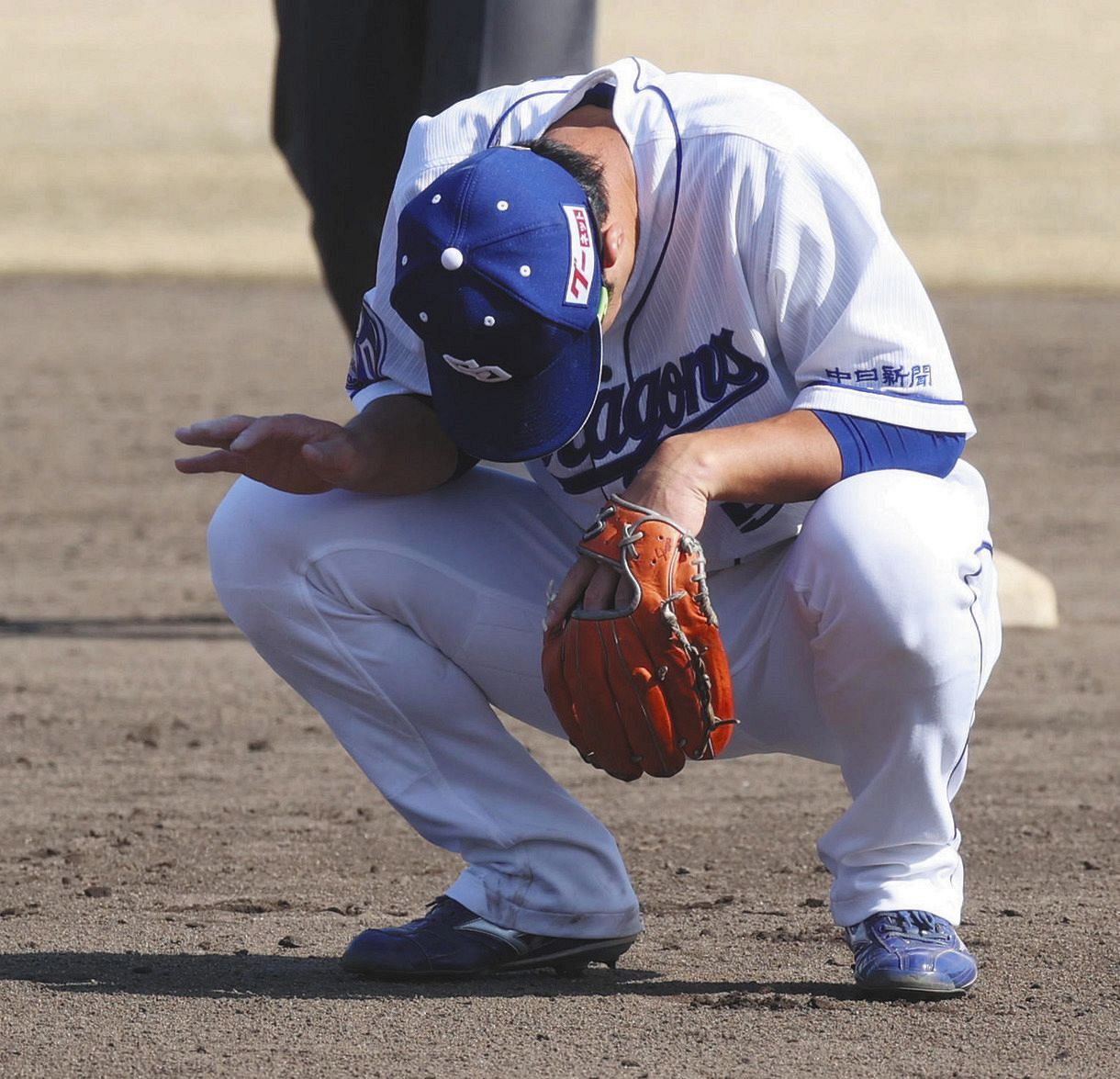 中日】阿部寿樹ヒヤリ…ゴロを素手で止め途中交代も与田監督「大事を