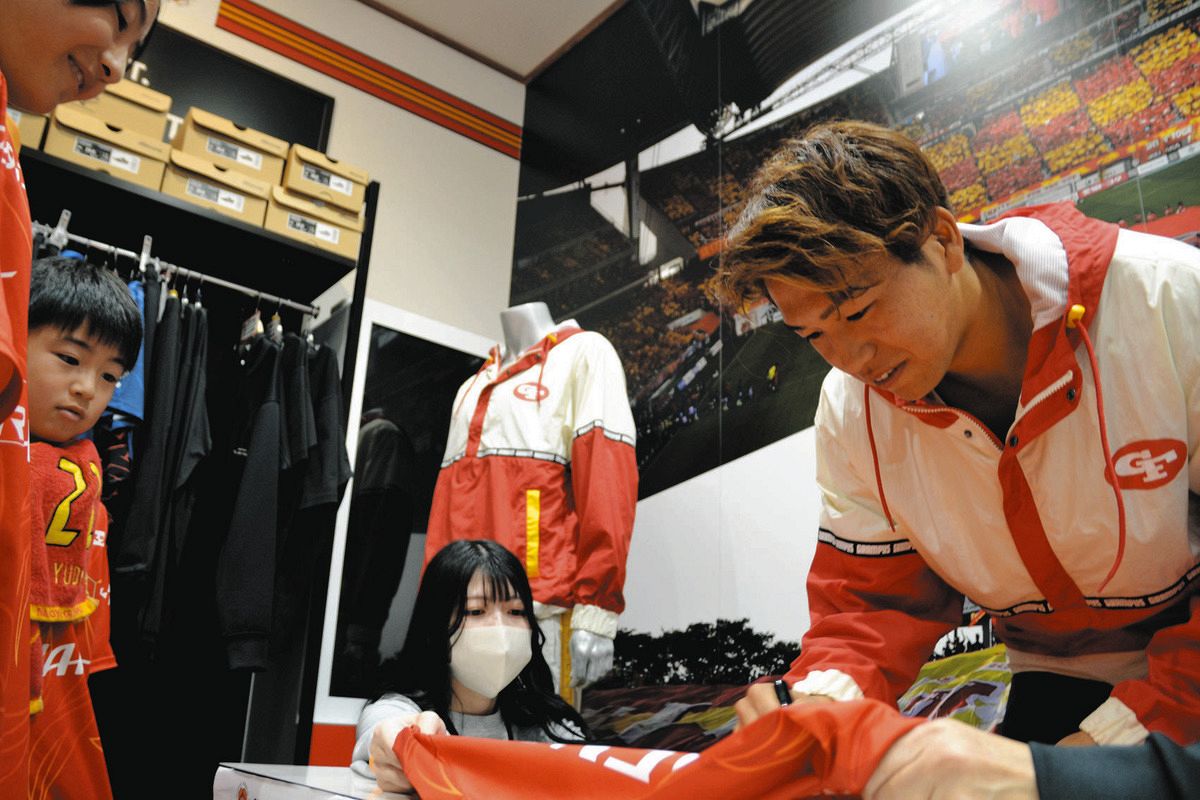 名古屋グランパス・FW木村勇大、熱烈ファンからパワー ”生涯現役宣言