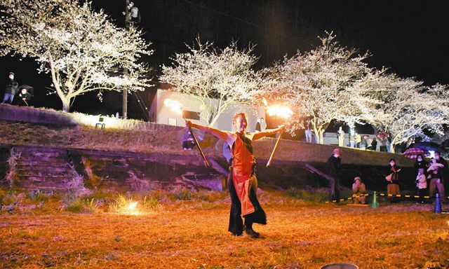 夜桜の下、コンサートにファイヤーダンス 伊賀で「依那古桜祭り」：中