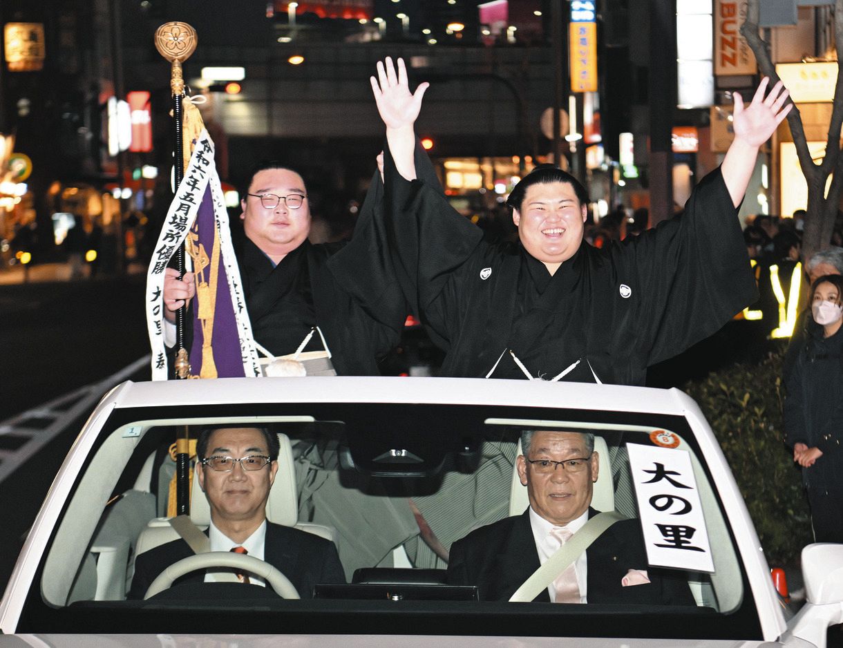 パレードのオープンカーに乗り、笑顔で声援に応える大の里（右）　。左は白熊