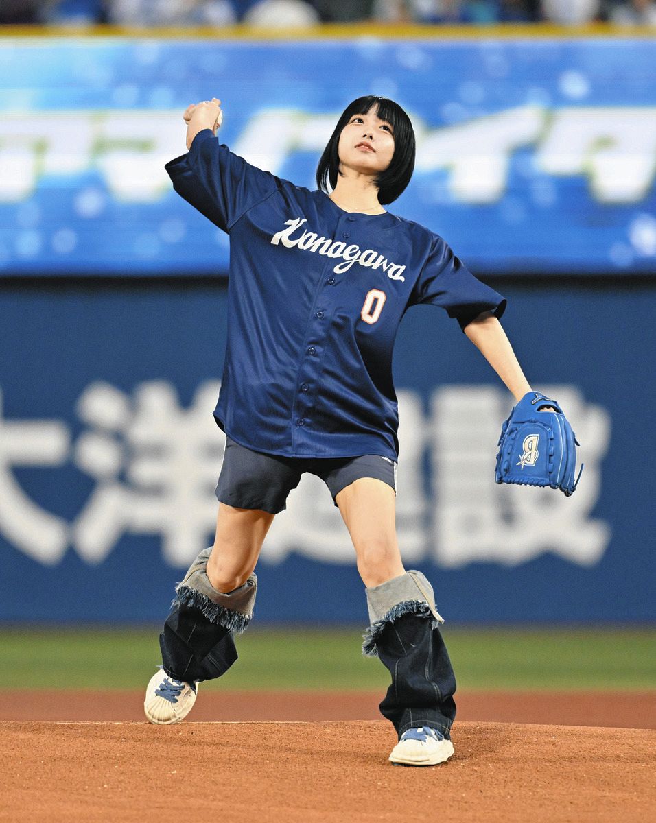 ◇あのちゃん、フォームが豪快 ノーバン始球式 DeNA―巨人戦