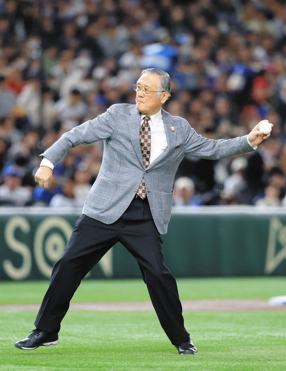 日本人初の大リーガー・村上雅則さん、始球式で華麗なストライク