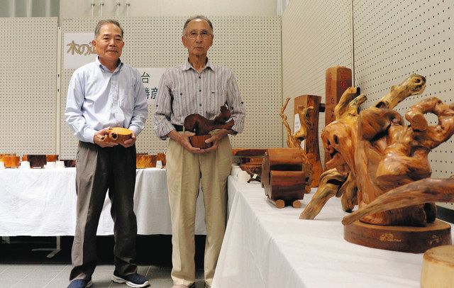 「自然のままの形や模様の面白さを感じてほしい」と呼びかける横川さん（右）、藤田さん＝米原市長岡の山東学びあいステーションで