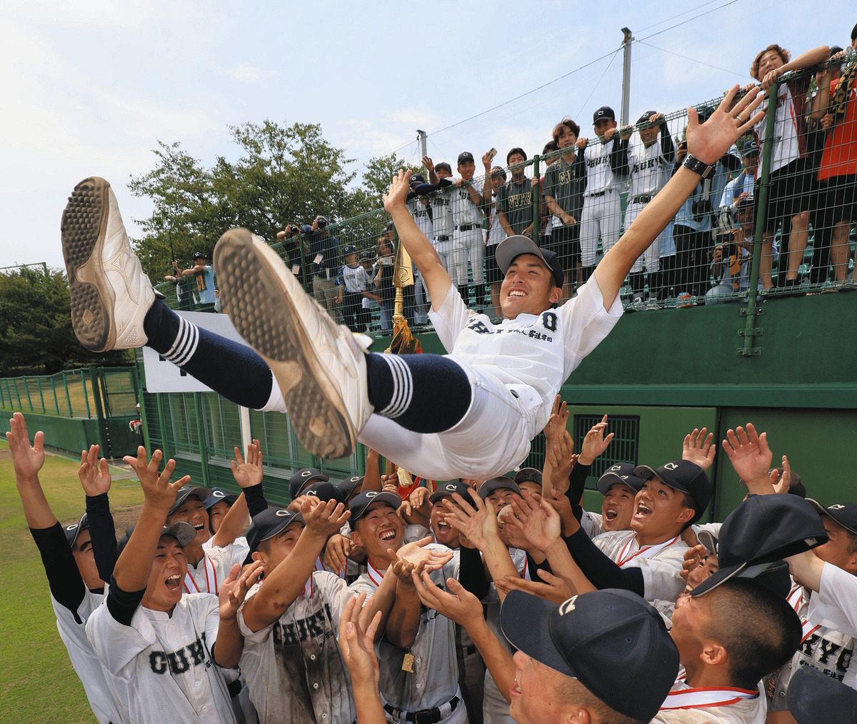 5連覇を果たし、ナインに胴上げされる中京・後藤監督＝明石市の明石トーカロ球場で
