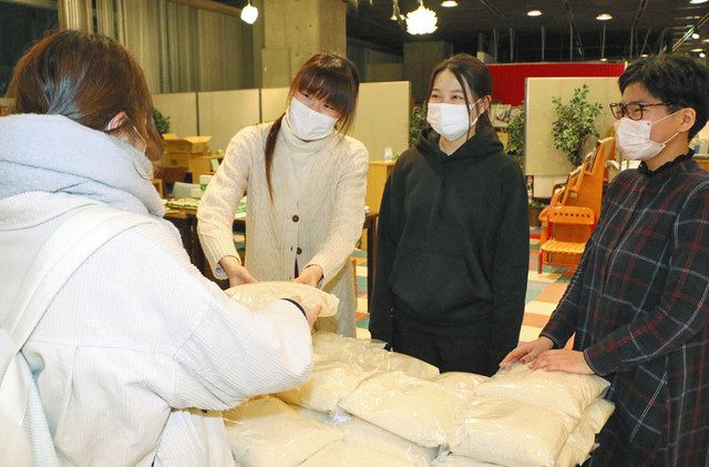 腹ぺこ学生、みんなで支援　名古屋の南山大など学生有志が食料配布：中日新聞Web