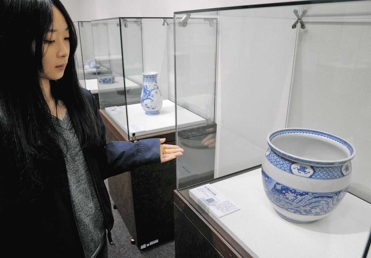 各時代の特色反映を見て」 市美術館で瀬戸染付の変遷たどる特別展 ：中