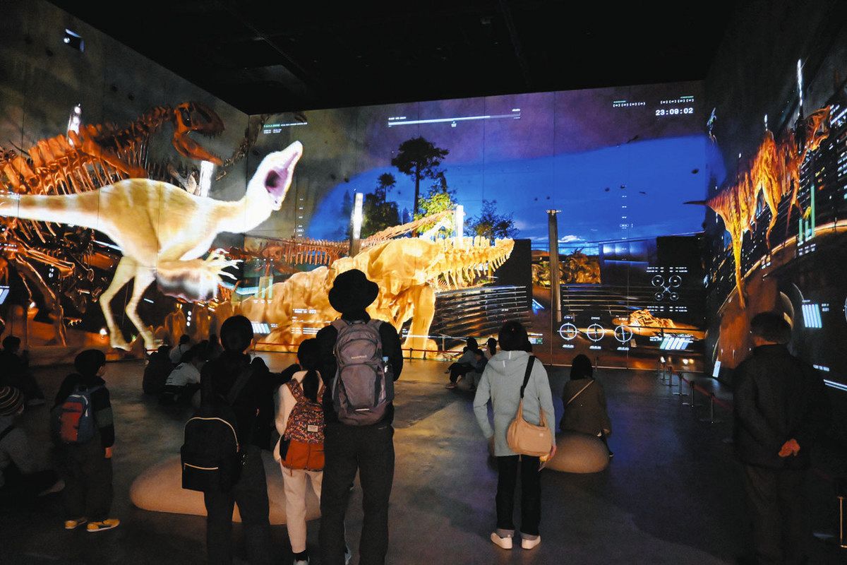 新作 迫力ある映像 恐竜博物館新館シアター 「夜の展示室編」上映
