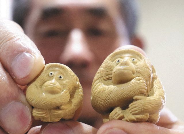 伊勢根付」細工見て 津・とね菓子館、伊勢の中川さんと弟子が展示販売