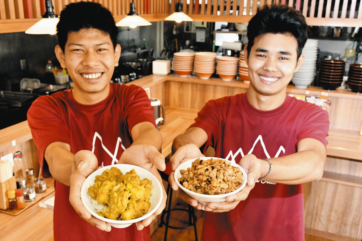 ミャンマーの味を再現した料理を提供するソーさん（左）とアウンさん＝土岐市泉町河合の岐阜とん太土岐店で
