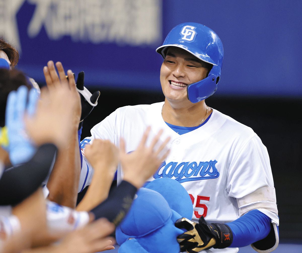 6回に左越えソロを放ちナインに迎えられる石川昂