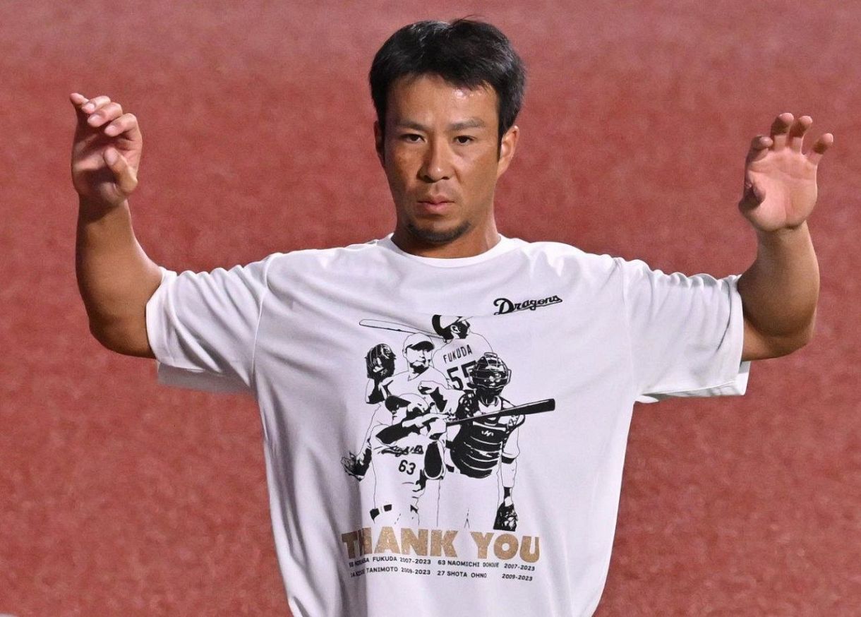 THANK YOU」選手、スタッフが4選手の引退記念Tシャツを着用して試合前