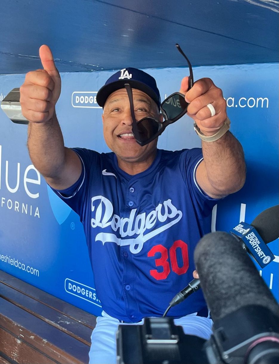 ロサンゼルス・ドジャース デイブ・ロバーツ フィギュア ロサンゼルス ドジャース ロバーツ監督 バブルヘッド - メルカリ