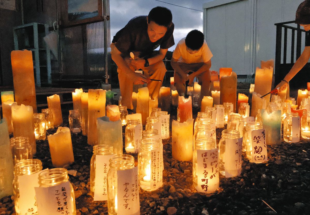 まちのラジオのスタジオ前で灯されたキャンドル＝輪島市町野町で