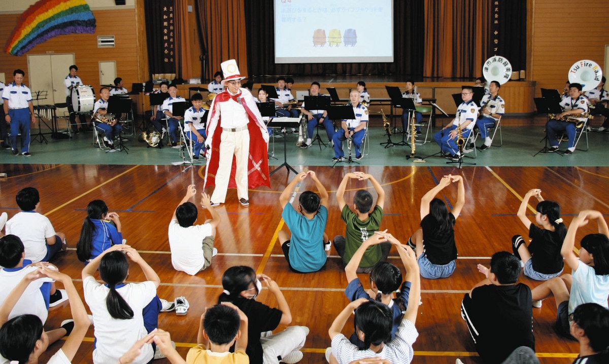 海や川の怖さクイズで学ぶ 津・安東小で市消防が水難事故防止の講習