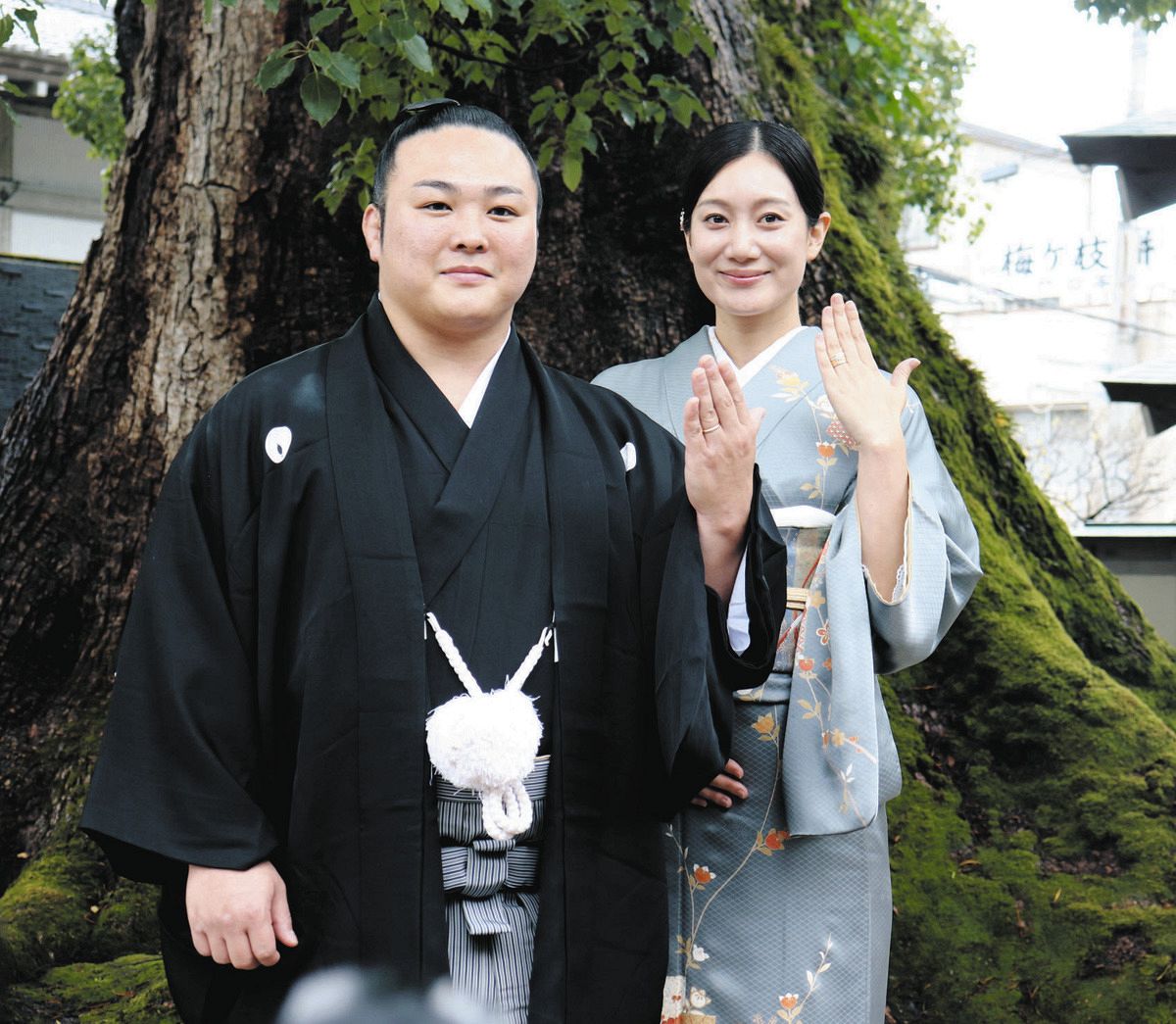 結婚を発表し、妻の美希さん（右）と笑顔を見せる炎鵬