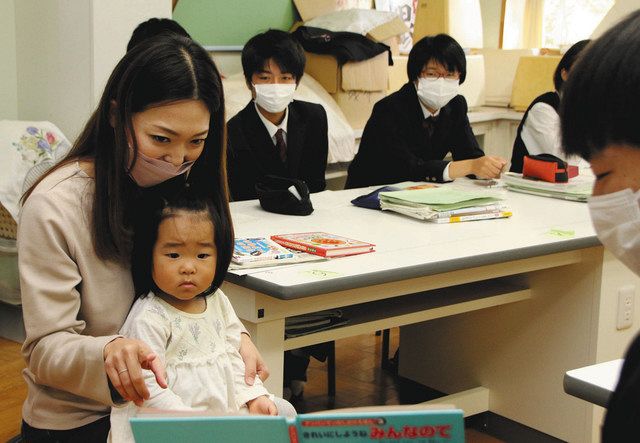 赤ちゃん こわごわ抱っこ 浜松湖東高で親子と生徒の交流会 中日新聞しずおかweb