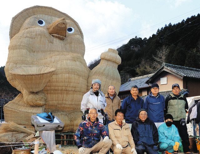 どーんとでっかい稲わらタヌキ 高さ6メートル、松阪・飯南住民が